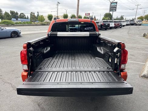 Used 2017 Toyota Tacoma TRD Sport w/ Tow Package AWD/4WD image 6