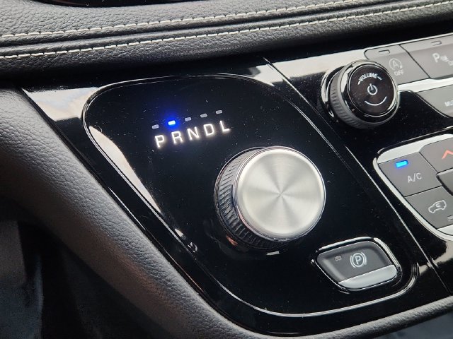 Used 2024 Chrysler Pacifica Touring FWD image 44