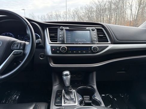 Used 2019 Toyota Highlander XLE image 24
