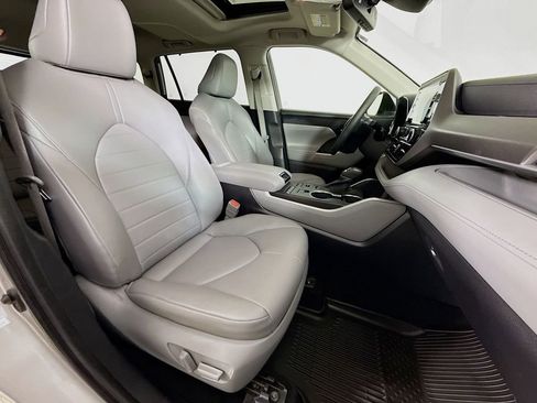 Certified 2022 Toyota Highlander XLE image 29