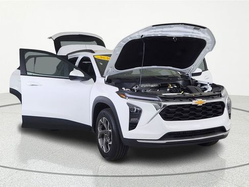 New 2026 Chevrolet Trax LT w/ LT Convenience Package FWD image 5