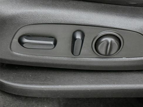 Used 2018 Chevrolet Traverse LT image 19