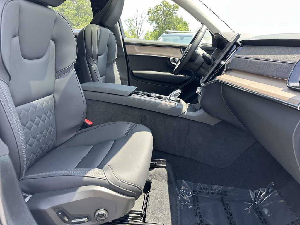 Used 2025 Volvo XC90 B6 Plus AWD/4WD image 11