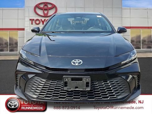 Used 2025 Toyota Camry SE FWD image 2