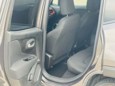 Used 2019 Jeep Renegade Latitude image 10