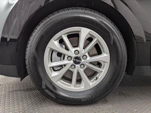 Used 2023 Kia Carnival LX FWD image 27