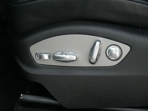 Certified 2025 Porsche Macan image 10