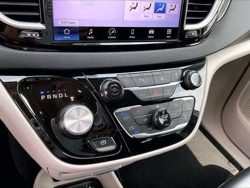 Used 2023 Chrysler Pacifica Touring-L FWD image 54