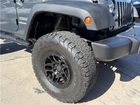 Used 2017 Jeep Wrangler Sport w/ Connectivity Group AWD/4WD image 7