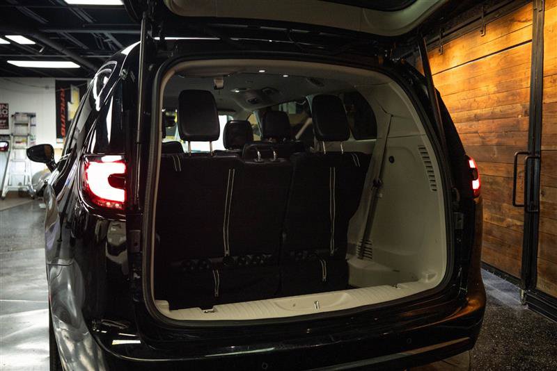 Used 2024 Chrysler Pacifica Touring-L FWD image 7