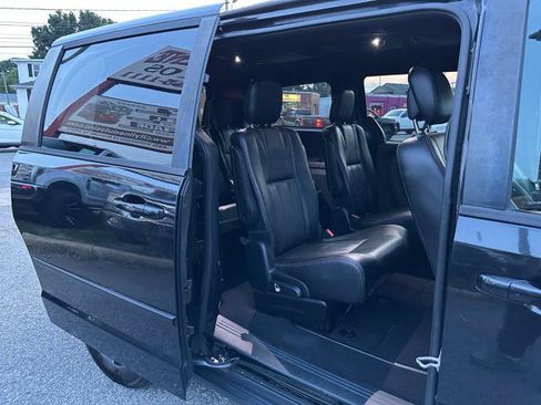 Used 2016 Dodge Grand Caravan R/T FWD image 19