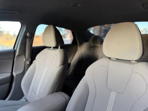 Used 2021 Hyundai Elantra SE FWD image 9