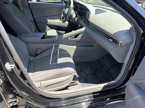 Used 2023 Hyundai Elantra SEL w/ Convenience Package FWD image 10