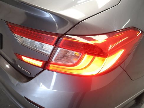 Used 2018 Honda Accord Touring image 31