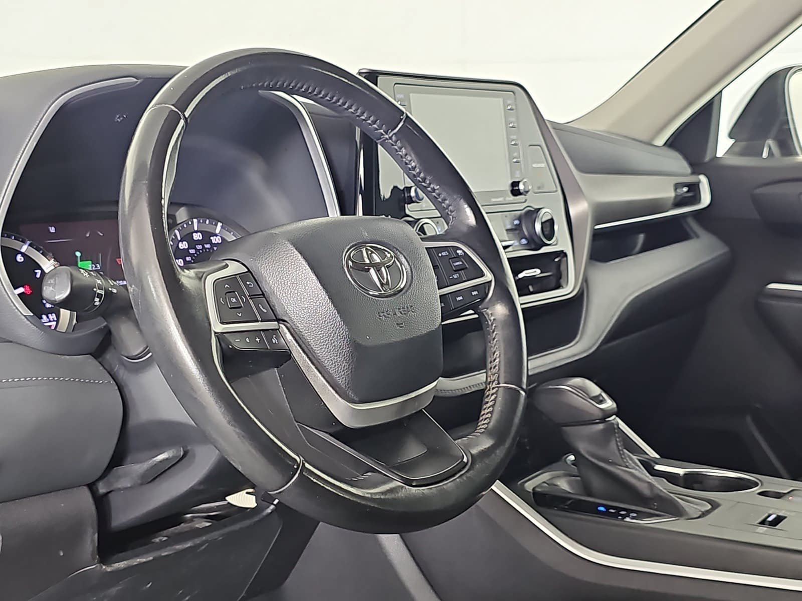 Used 2022 Toyota Highlander XLE FWD image 16