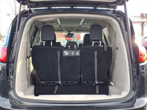 Used 2019 Chrysler Pacifica Touring-L w/ Advanced Safetytec Group image 18