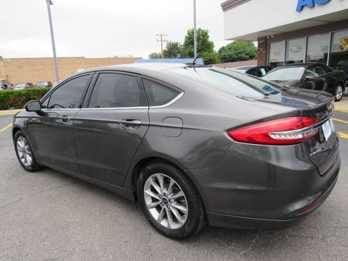 Used 2017 Ford Fusion SE w/ Fusion SE Technology Package FWD image 4