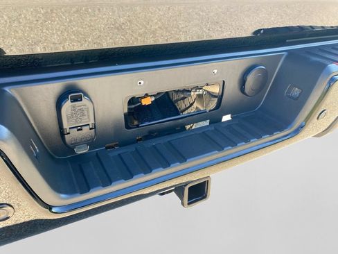 Used 2022 Chevrolet Colorado Z71 AWD/4WD image 30