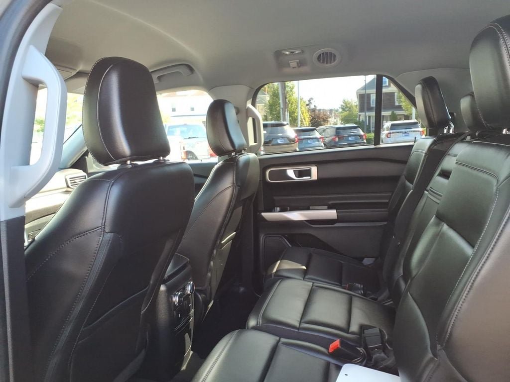 Used 2022 Ford Explorer XLT w/ Equipment Group 202A AWD/4WD image 13