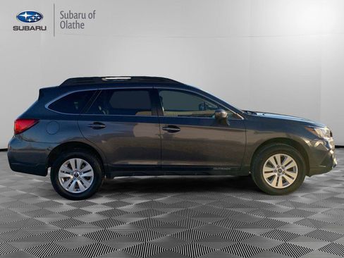 Used 2018 Subaru Outback 2.5i Premium image 11