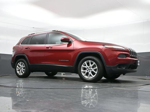 Used 2017 Jeep Cherokee Latitude w/ Cold Weather Group AWD/4WD image 41