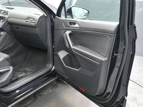 Used 2021 Volkswagen Tiguan SE image 9