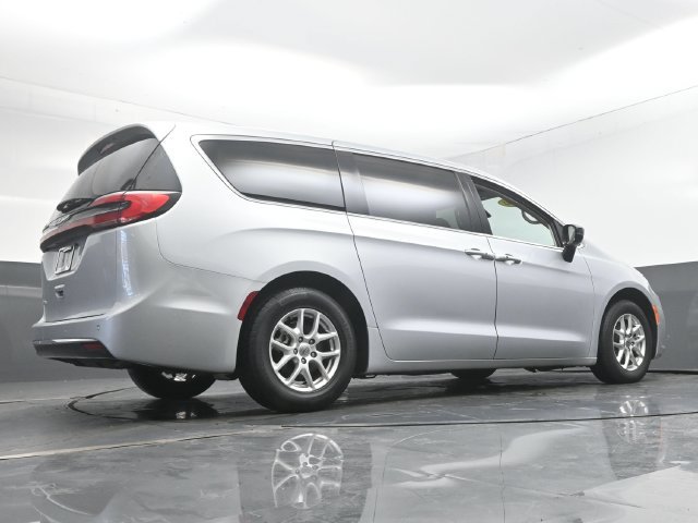 Used 2024 Chrysler Pacifica Touring-L FWD image 39