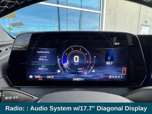 Used 2025 Chevrolet Traverse LT image 8