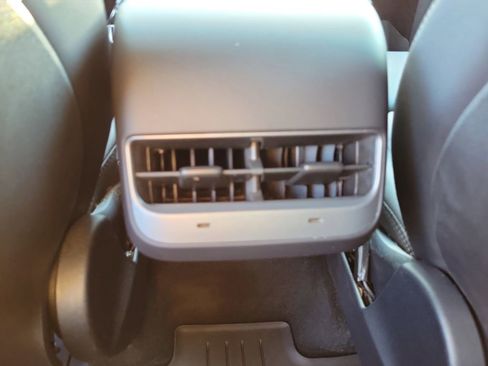 Used 2022 Tesla Model Y Performance image 12