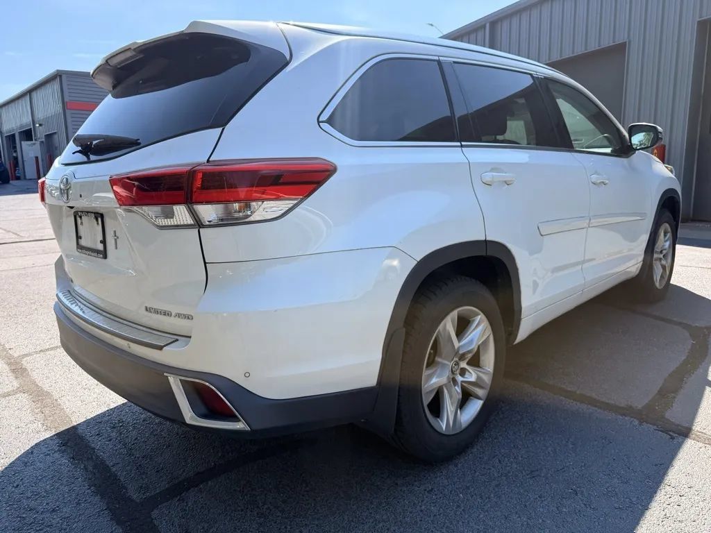 Used 2017 Toyota Highlander Limited w/ Protection Package #3 AWD/4WD image 4