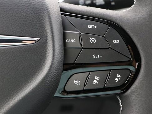 New 2023 Chrysler Pacifica Limited w/ Uconnect Theater Family Group image 19