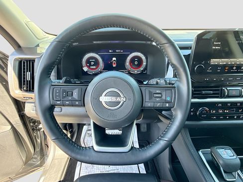 Used 2025 Nissan Pathfinder Platinum FWD image 41