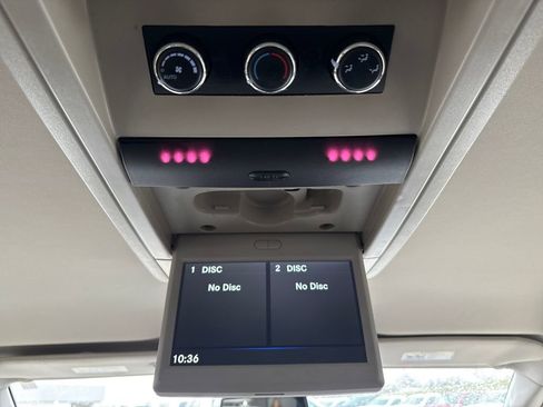 Used 2016 Chrysler Town & Country Touring w/ Driver Convenience Group image 40