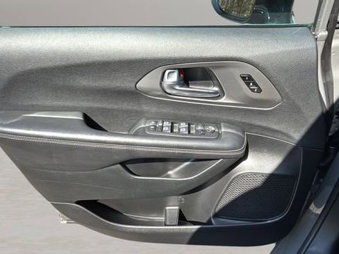 Used 2025 Chrysler Pacifica Select FWD image 17
