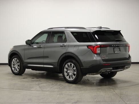 Used 2025 Ford Explorer Active w/ Active Comfort Package image 6