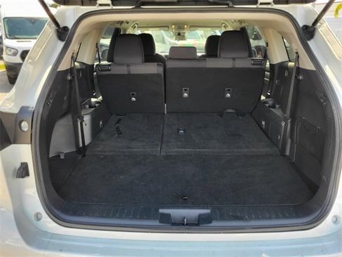 Used 2022 Toyota Highlander L image 6