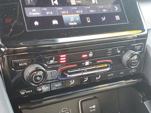 Used 2023 Jeep Grand Cherokee Altitude image 23