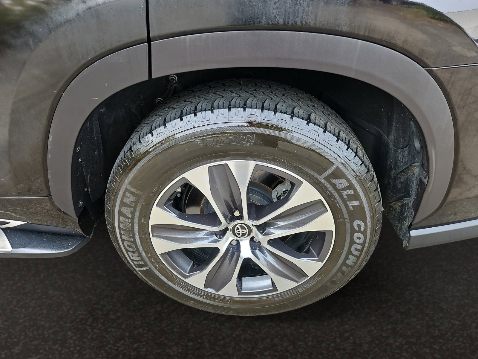 Used 2020 Toyota Highlander XLE FWD image 46