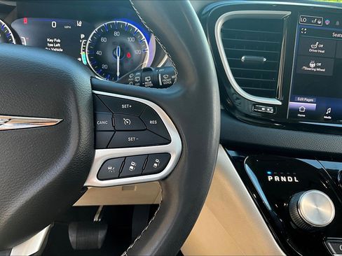 Used 2022 Chrysler Pacifica Touring-L FWD image 12