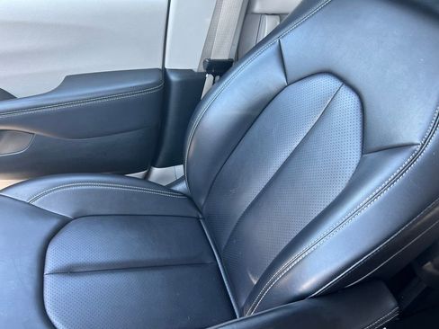 Used 2023 Chrysler Pacifica Touring-L FWD image 35