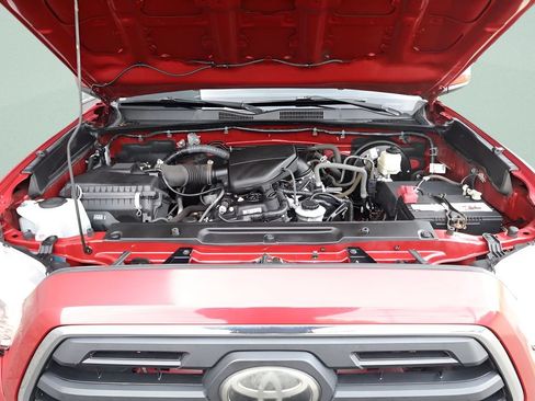 Used 2018 Toyota Tacoma SR5 RWD image 9