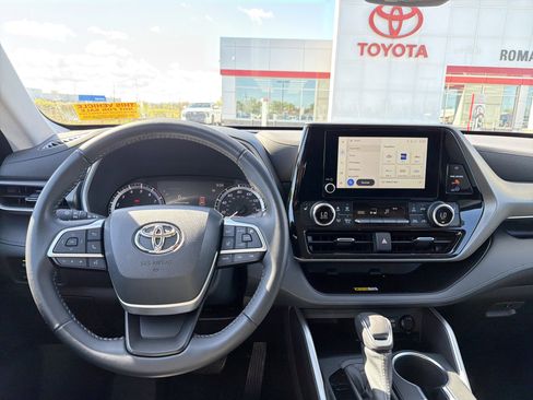 Used 2023 Toyota Highlander XLE AWD/4WD image 12