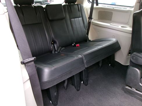 Used 2015 Chrysler Town & Country Touring-L w/ Driver Convenience Group image 13