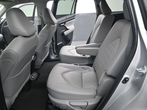 Used 2024 Toyota Highlander XLE FWD image 15