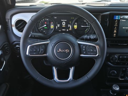 Used 2025 Jeep Wrangler Unlimited Sahara w/ Safety Group AWD/4WD image 17
