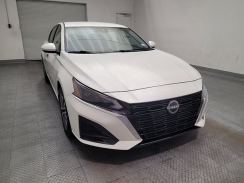 Used 2023 Nissan Altima 2.5 SV FWD image 14