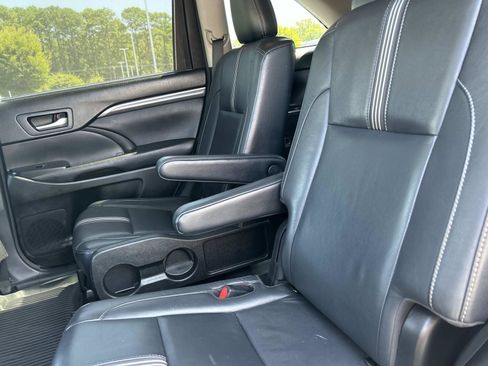 Used 2017 Toyota Highlander SE AWD/4WD image 13