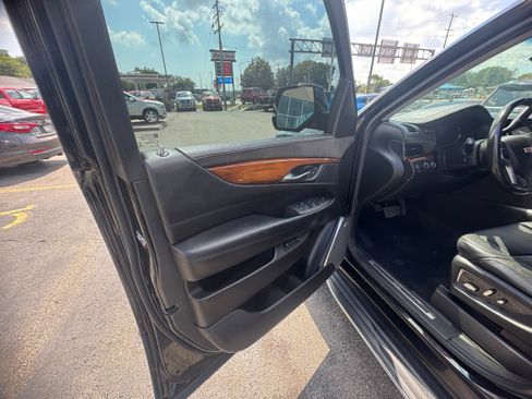Used 2016 Cadillac Escalade Luxury AWD/4WD image 9