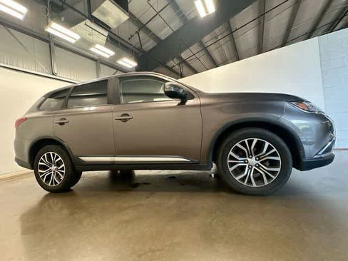 Used 2018 Mitsubishi Outlander SE AWD/4WD image 3