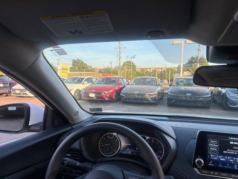 Used 2025 Nissan Sentra SV image 34